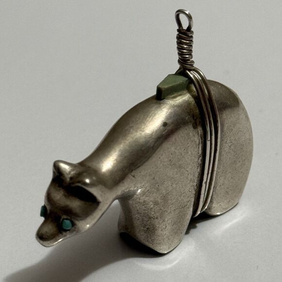 Vintage Native American Heavy Sterling Bear With Turquoise Eyes 27.5 Grams - Picture 2 of 3